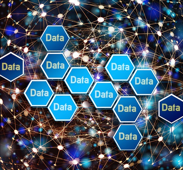 Ein Netz mit sechseckigen Schildern auf denen Data steht.