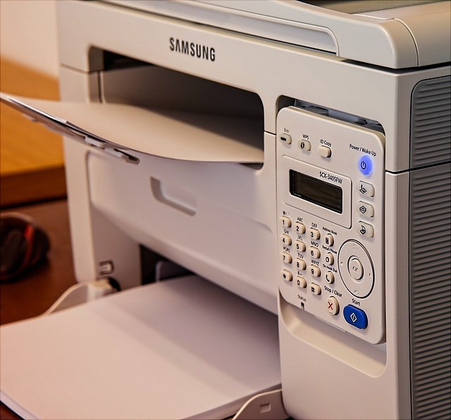 Drucker mit offenen Papierfächern.