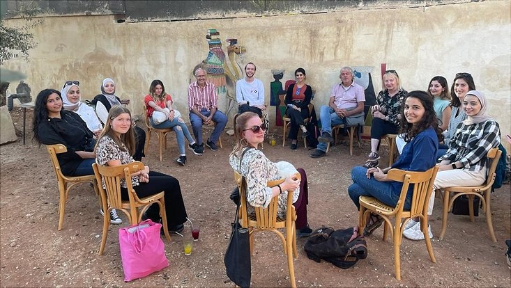 Studierende sitzen im Stuhlkreis in Jordanien