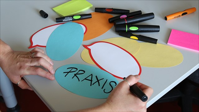transfer-scholz-640x361 Hand schreibt das Wort "Praxis" auf eine Moderationskarte