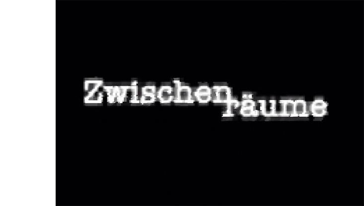 Titel der Ausstellung verschwimmend in weiß auf schwarzem Grund