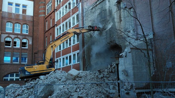 Bagger beim Abriss des Bunkers neben der Bibliothek