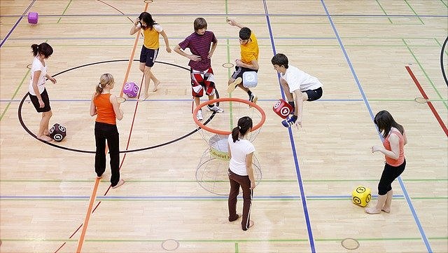 Kinder beim Schulsport