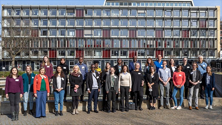 Personengruppe mit ca. 20 Menschen vor Fakultät für Erziehungswissenschaft