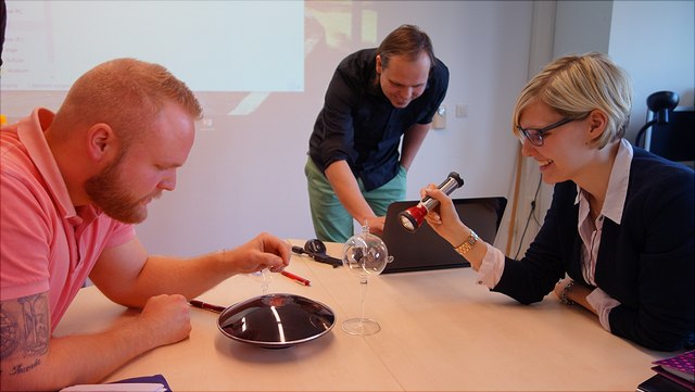 Drei Personen in einem Fachdidaktik-Seminar in Physik