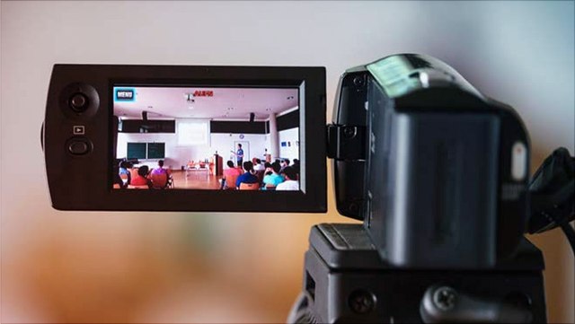 Eine Kamera filmt den Unterricht