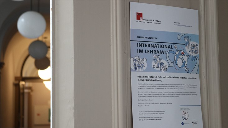 Ein Plakat des Netzwerks "International im Lehramt" hängt an einer Tür