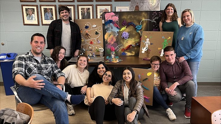 Gruppenfoto mit elf Teilnehmern nach der Vorstellung der Abschlussprojekte aus der Kunsttherapiestunde