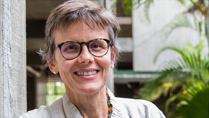 Querportrait einer mittelalten weißen Frau mit kurzen Haaren und Brille (Ingrid Piller)