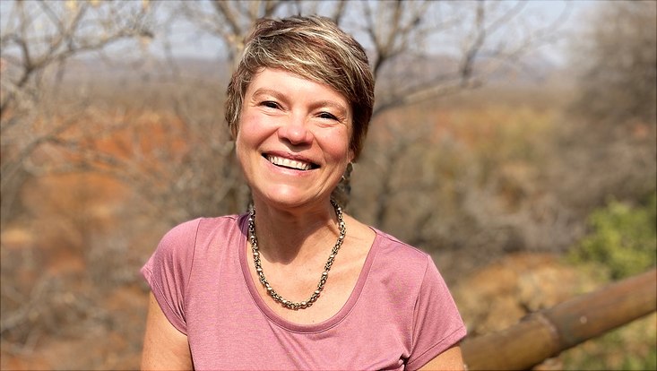 head and shoulders of Liesel Ebersöhn smiling into the camera