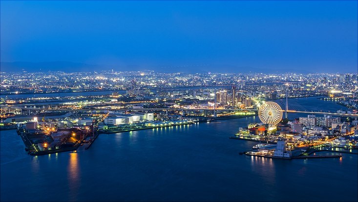 Skyline von Osaka mit Hafen bei Nacht