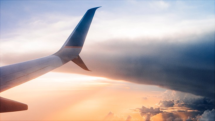 Flugzeug über den Wolken