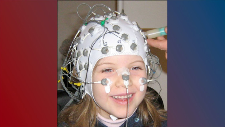 Kind mit EEG-Haube
