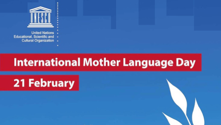 weiße Schrift auf rotem Banner und blauem Hintergrund