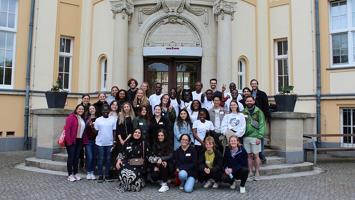 Gruppenbild mit ca 30 Teilnehmenden Studierenden vor dem Haupteingang der Brucerius Lawschool
