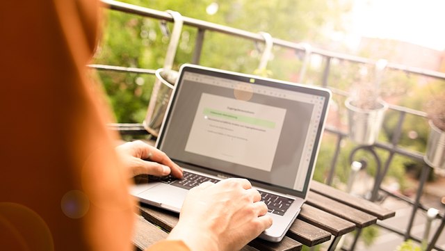 sicherheit-im-ausland Laptop auf dem Balkon