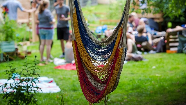 Bild einer Hängematte in einem Park