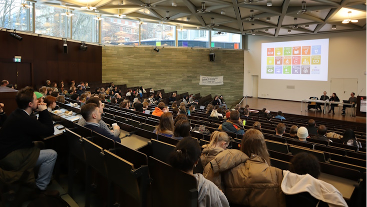 Menschen in einem großen Hörsaal