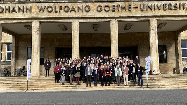 Gruppenfoto vor der Uni Frankfurt