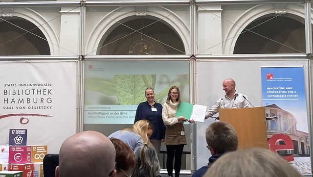 Preisübergabe an das Team Wurzelwerk