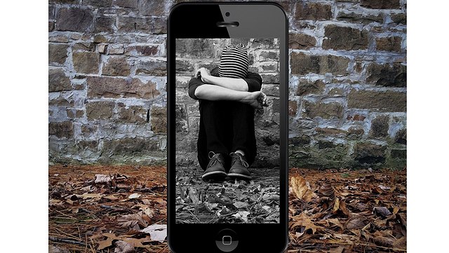 Trauriger Junge wird über einen Display gezeigt