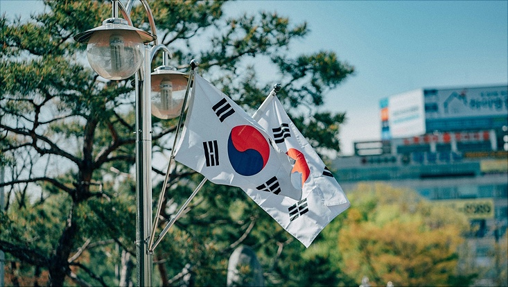 2 Flaggen von Südkorea an einem Mast
