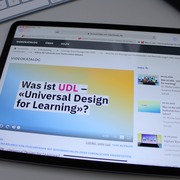 Auf einem iPad steht geschrieben "Was ist Universal Design for Learning?"