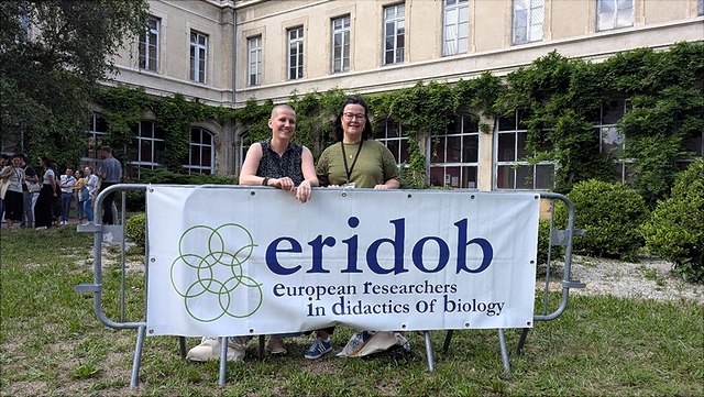 Britta Lübke und Julia Schwanewedel hinter einem Schild mit der Aufschrift Eridob