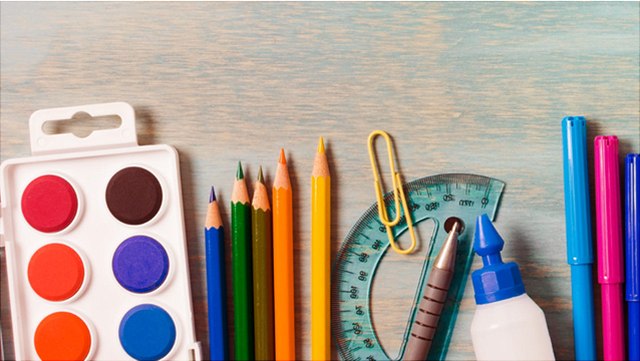 Bild von bunten Schreib- und Malmaterialien