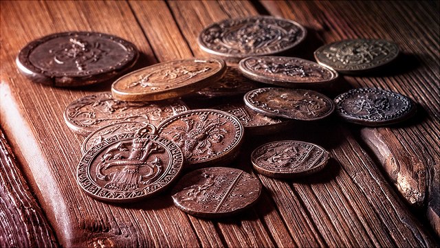 Münzen auf einem Holztisch
