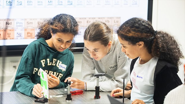 Schülerinnen arbeiten gemeinsam an einem Projekt