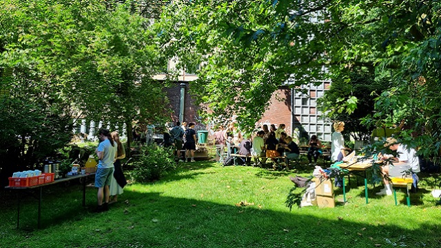 Besucher*innen des Semesterabschluss-Happenings im Wurzelwerk