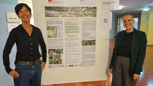 Dörthe Ohlhoff und Britta Lübke stehen neben ihrem Poster um Urban gardening