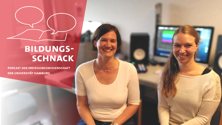 Von links zu sehen: Katrin Vorhölter und Alina Alwast sitzen in die Kamera schauend vor einem Bildschirm.