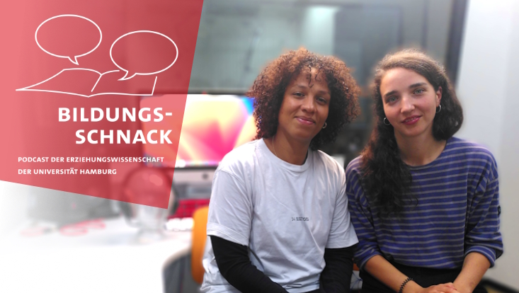 Zu sehen sind hier Sika Puhlmann und Lola Köttgen (von links), sitzend, vor einem Bildschirm. Im Hintergrund ist ein Aufnahmestudio unscharf zu erkennen.