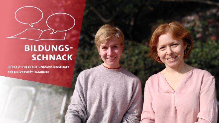 Zu sehen sind hier (von links) Johanna Gandl und Claudia Kulmus, die draußen auf einer Bank sitzen.