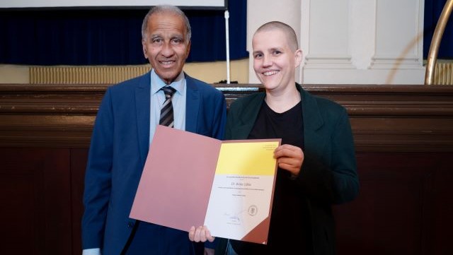 Britta Lübke bei der Urkundenübergabe in der Akademie der Wissenschaften YAF 2024