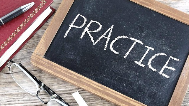 Tafel mit dem Wort Practice