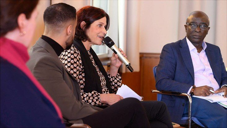 Drorit Lengyel spricht bei einer Podiumsdiskussion des Richard von Weizsäcker Forums.