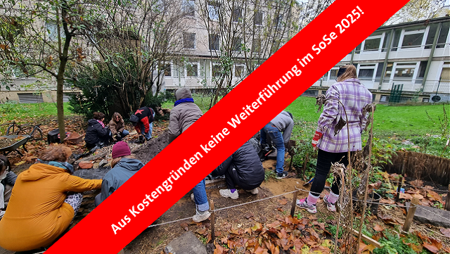 Studierende beim Bau einer Trockenmauer im Wurzelwerk. Quer über dem Bild rotes Banner mit Schriftzug: Aus Kostengründen keine Weiterführung des Projekts im SoSe 2025!