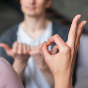 Paar das mittels Zeichensprache kommuniziert