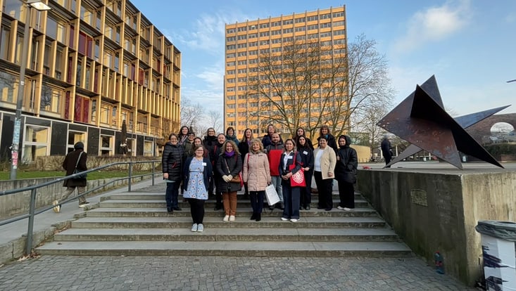 Gruppenfoto der Teilnehmenden vor dem Gebäude der Fakultät