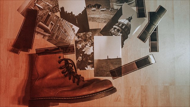Foto Negative, Bilder und Schuh auf Fußboden