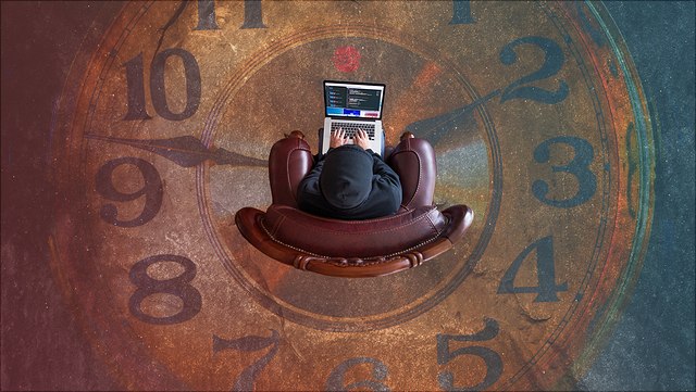 Mensch mit Laptop in Sessel