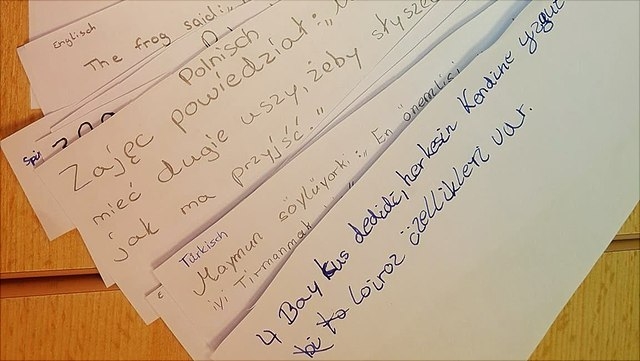 Fächer an Textbausteinen für ein Bilderbuch in vielen Sprachen