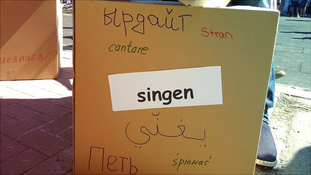 Mehrsprachig beschriftete Kartons