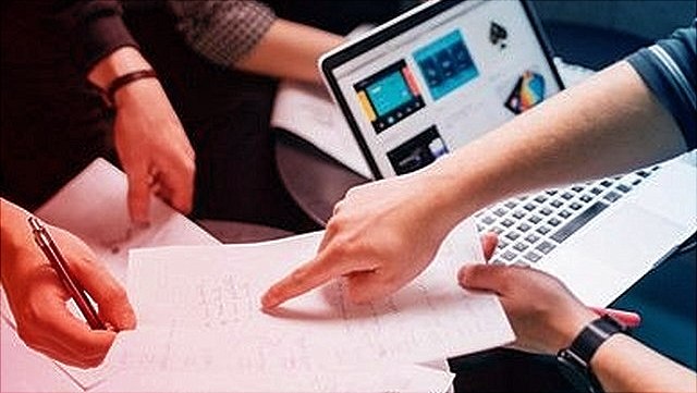 Studierende bei einem Forschungsprojekt