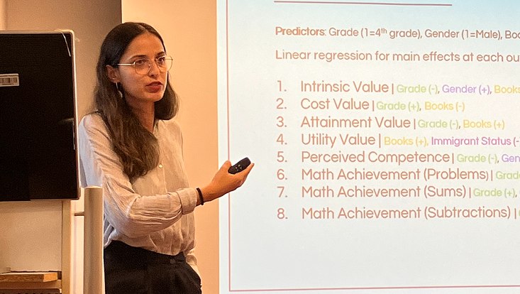 Mafalda Leal Campos holding a lecture