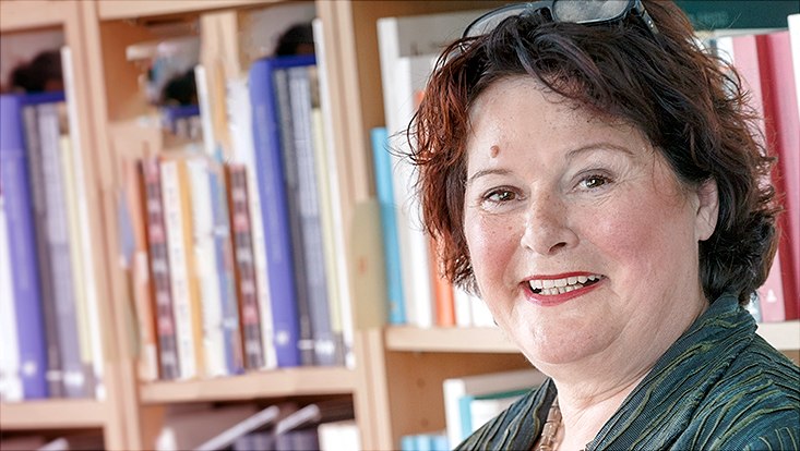 Ingrid Gogolin vor Bücherregal