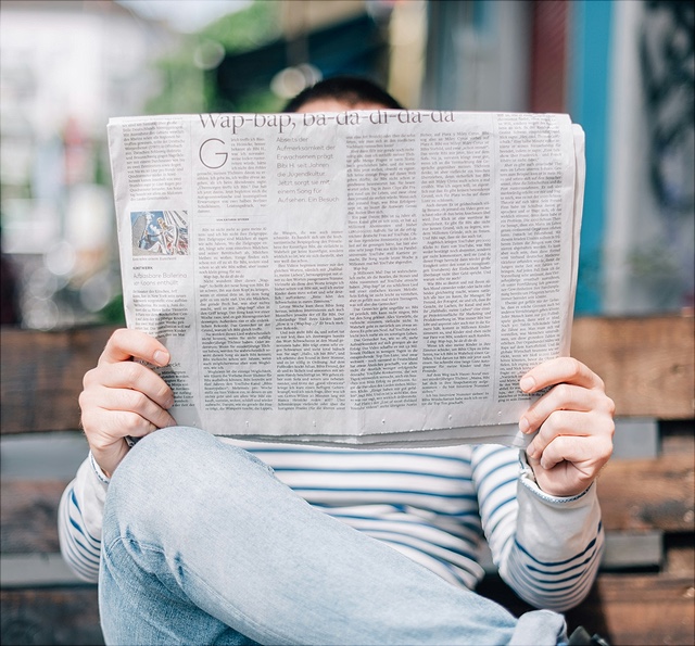 news-640x595 Mann verdeckt von Zeitung